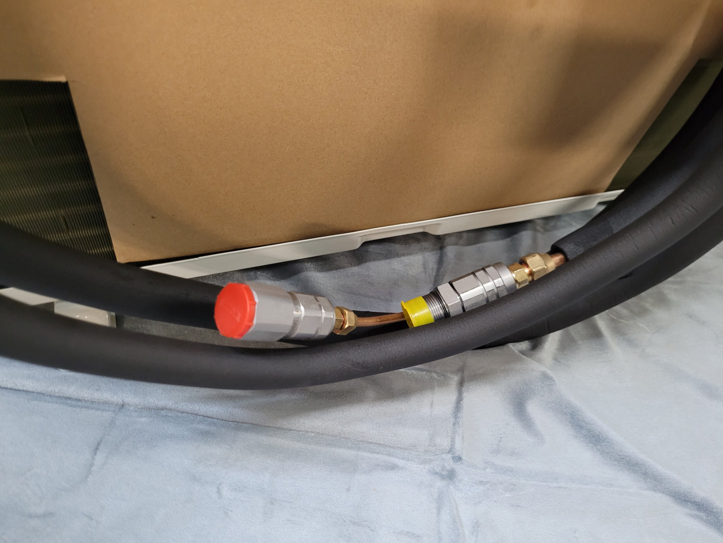 These self-sealing connectors are connected by hand to the ones on the indoor unit.