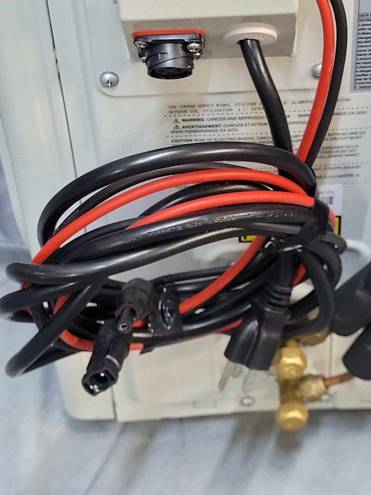 The solar wires and alternating current plug are included and pre-installed on the unit.